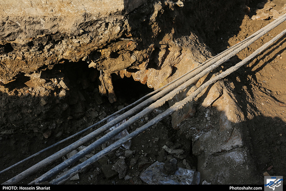 کشف یک اثر تاریخی در کوچه چهارباغ مشهد / عکس : حسین شریعت / شهرآرا