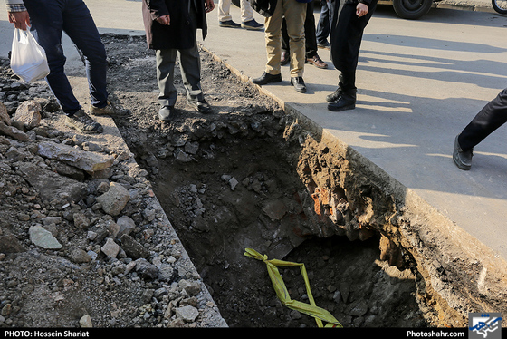 کشف یک اثر تاریخی در کوچه چهارباغ مشهد / عکس : حسین شریعت / شهرآرا