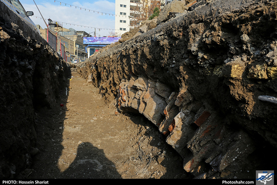 کشف یک اثر تاریخی در کوچه چهارباغ مشهد / عکس : حسین شریعت / شهرآرا