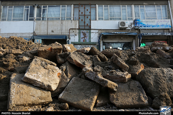 کشف یک اثر تاریخی در کوچه چهارباغ مشهد / عکس : حسین شریعت / شهرآرا