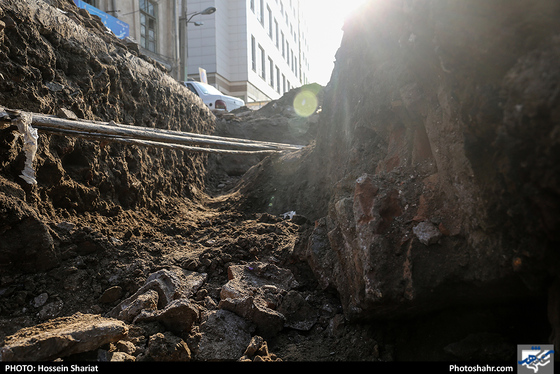 کشف یک اثر تاریخی در کوچه چهارباغ مشهد / عکس : حسین شریعت / شهرآرا