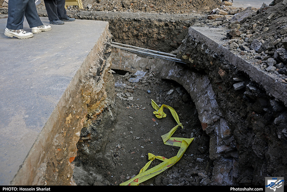 کشف یک اثر تاریخی در کوچه چهارباغ مشهد / عکس : حسین شریعت / شهرآرا