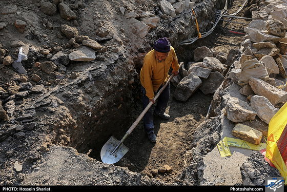 کشف یک اثر تاریخی در کوچه چهارباغ مشهد / عکس : حسین شریعت / شهرآرا