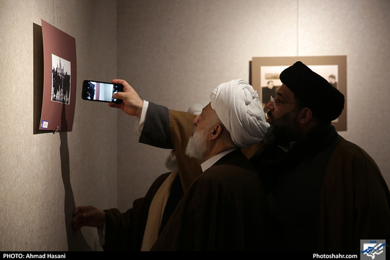  بازدید نایب رئیس مجلس اعلی شیعی لبنان ازنمایشگاه عکس پیشوایی فراتر از زمان