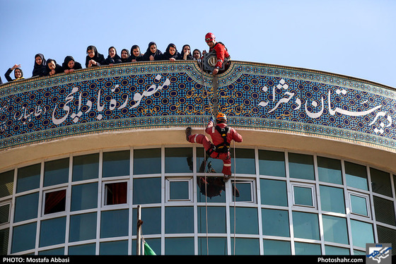 مانور ایمنی و آتش نشانی در دبیرستان دخترانه منصوره بادامچی - عکس : مطفی عباسی / شهرآرا