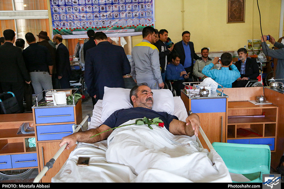 بازدید تیم ملی فوتبال پیشکسوتان، مدیرکل ورزش و جوانان خراسان رضوی از آسایشگاه جانبازان امام خمینی(ره)- عکاس: مصطفی عباسی/ شهرآرا