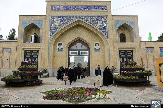 عطر افشانی مزار شهدا توسط شهردار مشهد - عکاس: حسین شریعت / شهرآرا