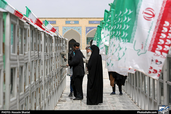 عطر افشانی مزار شهدا توسط شهردار مشهد - عکاس: حسین شریعت / شهرآرا