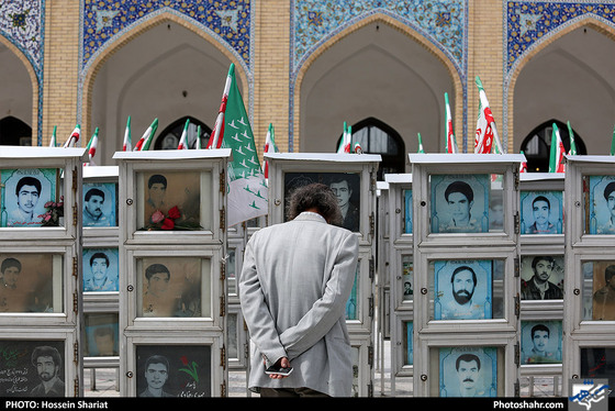 عطر افشانی مزار شهدا توسط شهردار مشهد - عکاس: حسین شریعت / شهرآرا