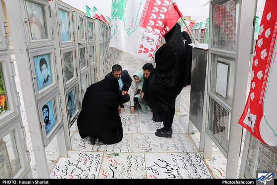 عطر افشانی مزار شهدا توسط شهردار مشهد - عکاس: حسین شریعت / شهرآرا