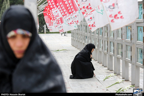 عطر افشانی مزار شهدا توسط شهردار مشهد - عکاس: حسین شریعت / شهرآرا