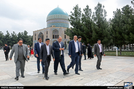 عطر افشانی مزار شهدا توسط شهردار مشهد - عکاس: حسین شریعت / شهرآرا