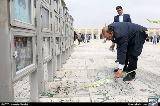 عطر افشانی مزار شهدا توسط شهردار مشهد - عکاس: حسین شریعت / شهرآرا