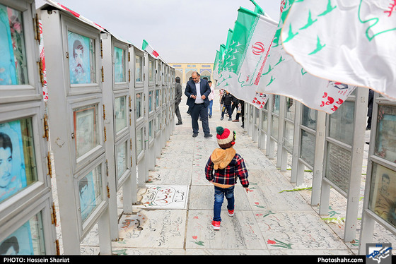 عطر افشانی مزار شهدا توسط شهردار مشهد - عکاس: حسین شریعت / شهرآرا