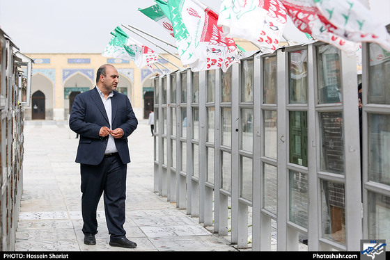 عطر افشانی مزار شهدا توسط شهردار مشهد - عکاس: حسین شریعت / شهرآرا