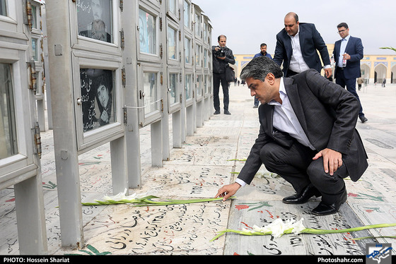 عطر افشانی مزار شهدا توسط شهردار مشهد - عکاس: حسین شریعت / شهرآرا