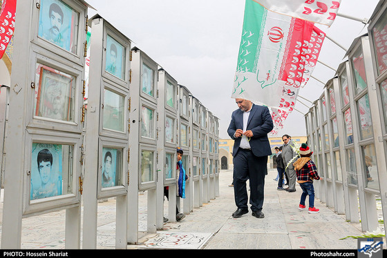 عطر افشانی مزار شهدا توسط شهردار مشهد - عکاس: حسین شریعت / شهرآرا