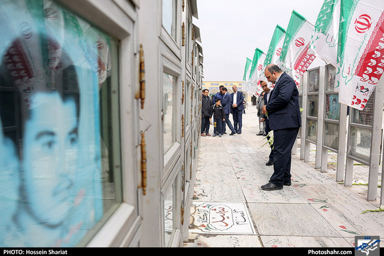 عطر افشانی مزار شهدا توسط شهردار مشهد - عکاس: حسین شریعت / شهرآرا