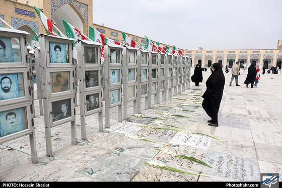 عطر افشانی مزار شهدا توسط شهردار مشهد - عکاس: حسین شریعت / شهرآرا