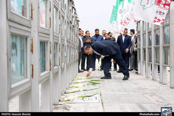 عطر افشانی مزار شهدا توسط شهردار مشهد - عکاس: حسین شریعت / شهرآرا
