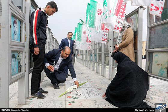 عطر افشانی مزار شهدا توسط شهردار مشهد - عکاس: حسین شریعت / شهرآرا