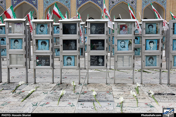 عطر افشانی مزار شهدا توسط شهردار مشهد - عکاس: حسین شریعت / شهرآرا