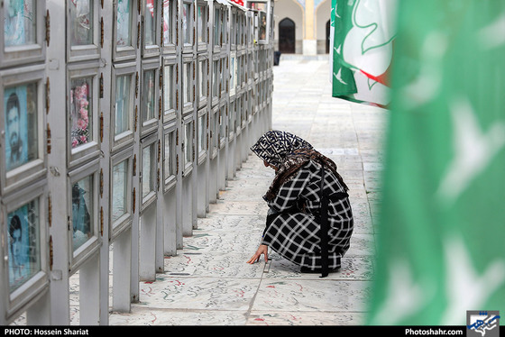عطر افشانی مزار شهدا توسط شهردار مشهد - عکاس: حسین شریعت / شهرآرا