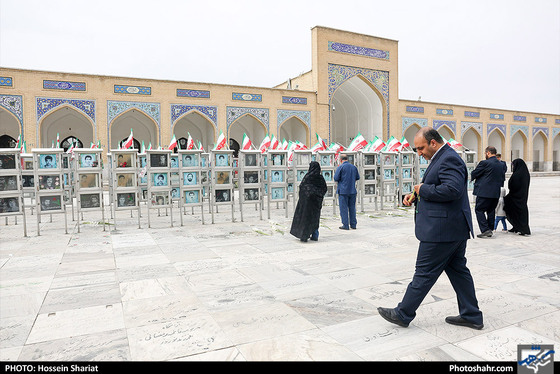 عطر افشانی مزار شهدا توسط شهردار مشهد - عکاس: حسین شریعت / شهرآرا