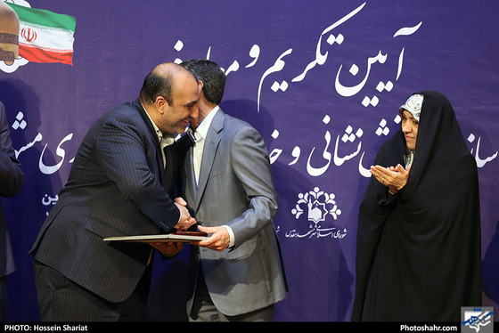 تکریم آتشپاد دوم حسن جعفری مدیرعامل سازمان آتش‌نشانی و خدمات ایمنی شهرداری مشهد - عکاس: حسین شریعت / شهرآرا