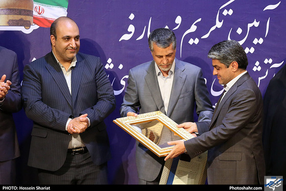 تکریم آتشپاد دوم حسن جعفری مدیرعامل سازمان آتش‌نشانی و خدمات ایمنی شهرداری مشهد - عکاس: حسین شریعت / شهرآرا