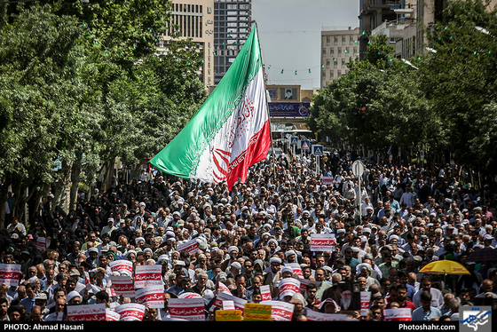 راهپیمایی نمازگزاران جمعه مشهد در حمایت از بیانیه شورای عالی امنیت ملی - عکس : احمد حسنی / شهرآرا