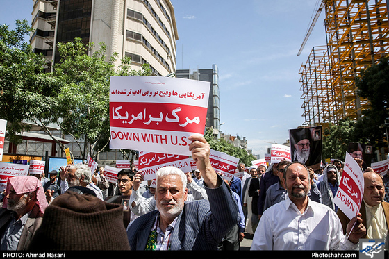 راهپیمایی نمازگزاران جمعه مشهد در حمایت از بیانیه شورای عالی امنیت ملی - عکس : احمد حسنی / شهرآرا