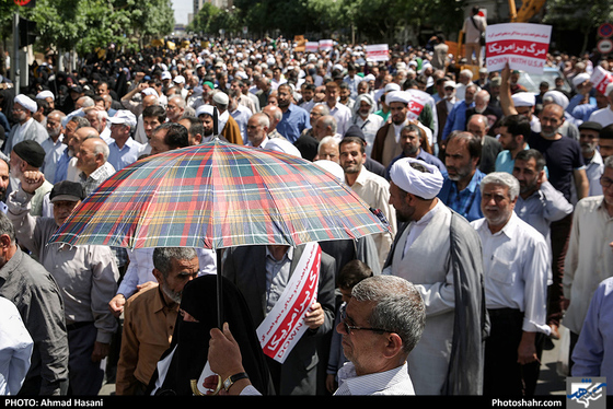 راهپیمایی نمازگزاران جمعه مشهد در حمایت از بیانیه شورای عالی امنیت ملی - عکس : احمد حسنی / شهرآرا