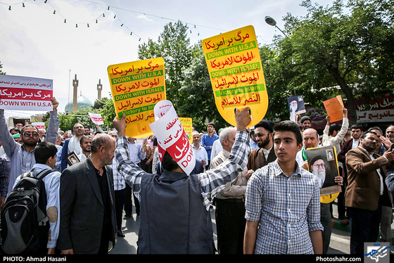 راهپیمایی نمازگزاران جمعه مشهد در حمایت از بیانیه شورای عالی امنیت ملی - عکس : احمد حسنی / شهرآرا