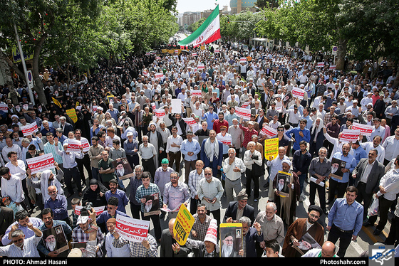 راهپیمایی نمازگزاران جمعه مشهد در حمایت از بیانیه شورای عالی امنیت ملی - عکس : احمد حسنی / شهرآرا