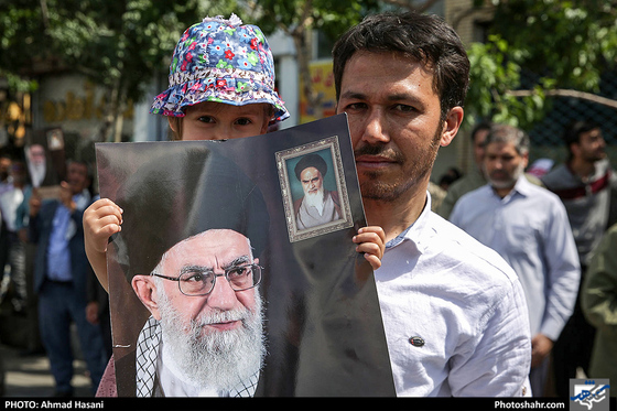 راهپیمایی نمازگزاران جمعه مشهد در حمایت از بیانیه شورای عالی امنیت ملی - عکس : احمد حسنی / شهرآرا