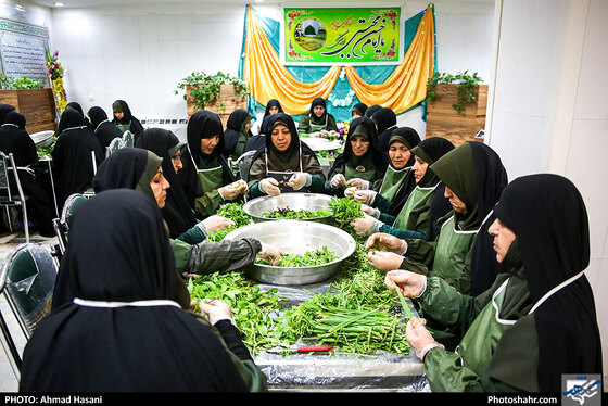 مراحل پخت و توزیع غذای متبرک در آشپزخانه و مهمانسرای حرم امام رضا (ع) / عکس: احمد حسنی / شهرآرا