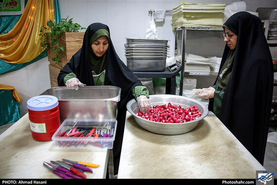 مراحل پخت و توزیع غذای متبرک در آشپزخانه و مهمانسرای حرم امام رضا (ع) / عکس: احمد حسنی / شهرآرا