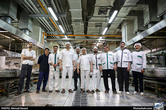 مراحل پخت و توزیع غذای متبرک در آشپزخانه و مهمانسرای حرم امام رضا (ع) / عکس: احمد حسنی / شهرآرا