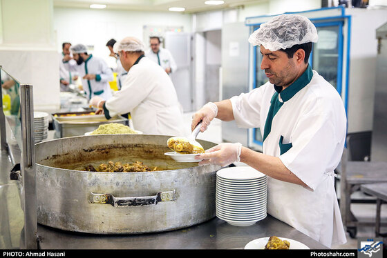 مراحل پخت و توزیع غذای متبرک در آشپزخانه و مهمانسرای حرم امام رضا (ع) / عکس: احمد حسنی / شهرآرا