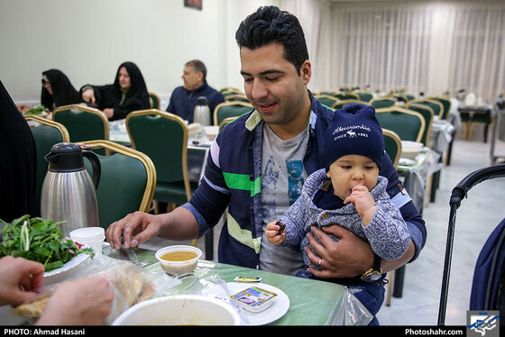 مراحل پخت و توزیع غذای متبرک در آشپزخانه و مهمانسرای حرم امام رضا (ع) / عکس: احمد حسنی / شهرآرا