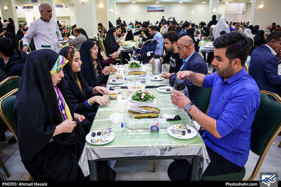 مراحل پخت و توزیع غذای متبرک در آشپزخانه و مهمانسرای حرم امام رضا (ع) / عکس: احمد حسنی / شهرآرا