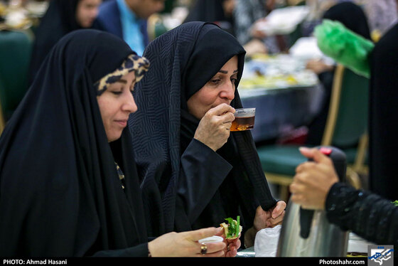 مراحل پخت و توزیع غذای متبرک در آشپزخانه و مهمانسرای حرم امام رضا (ع) / عکس: احمد حسنی / شهرآرا