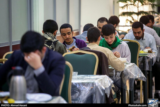 مراحل پخت و توزیع غذای متبرک در آشپزخانه و مهمانسرای حرم امام رضا (ع) / عکس: احمد حسنی / شهرآرا