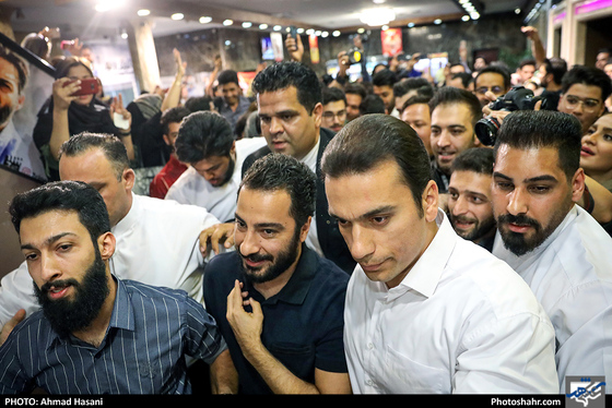 اکران مردمی فیلم «سرخ پوست» در مشهد با حضور نوید محمدزاده / عکس: احمد حسنی / شهرآرا