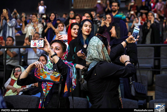 اکران مردمی فیلم «سرخ پوست» در مشهد با حضور نوید محمدزاده / عکس: احمد حسنی / شهرآرا