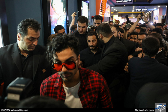 اکران مردمی فیلم «سرخ پوست» در مشهد با حضور نوید محمدزاده / عکس: احمد حسنی / شهرآرا