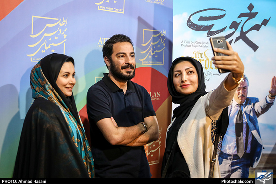 اکران مردمی فیلم «سرخ پوست» در مشهد با حضور نوید محمدزاده / عکس: احمد حسنی / شهرآرا
