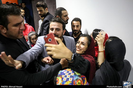 اکران مردمی فیلم «سرخ پوست» در مشهد با حضور نوید محمدزاده / عکس: احمد حسنی / شهرآرا