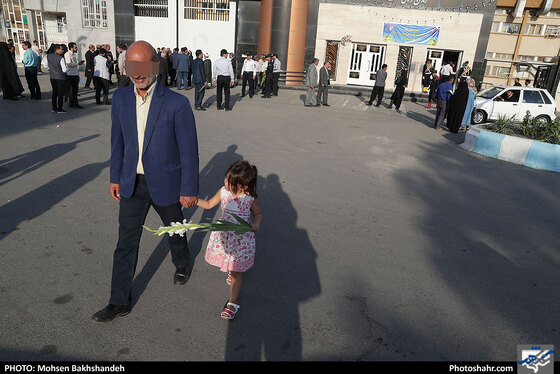 مراسم آزادسازی زندانیان جرائم غیرعمد توسط خادمین حرم مطهر رضوی/ عکس: محسن بخشنده / شهرآرا